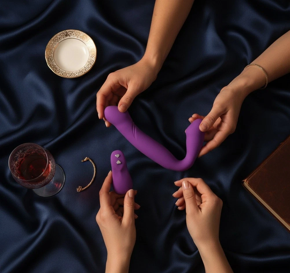 Wireless Strapless Strap-On Vibrator with Remote Control | Double-Ended